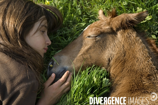 L enfant et les animaux : avec chevaux et poney. Children and animals : with horse and pony.