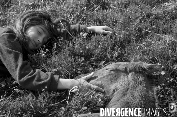 L enfant et les animaux : avec chevaux et poney. Children and animals : with horse and pony.