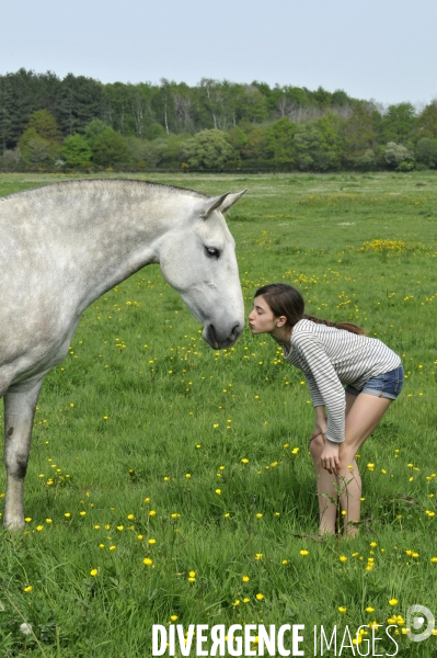 L enfant et les animaux : avec chevaux et poney. Children and animals : with horse and pony.