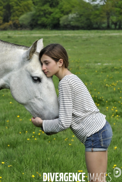 L enfant et les animaux : avec chevaux et poney. Children and animals : with horse and pony.
