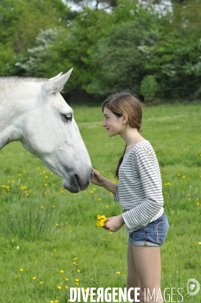 L enfant et les animaux : avec chevaux et poney. Children and animals : with horse and pony.