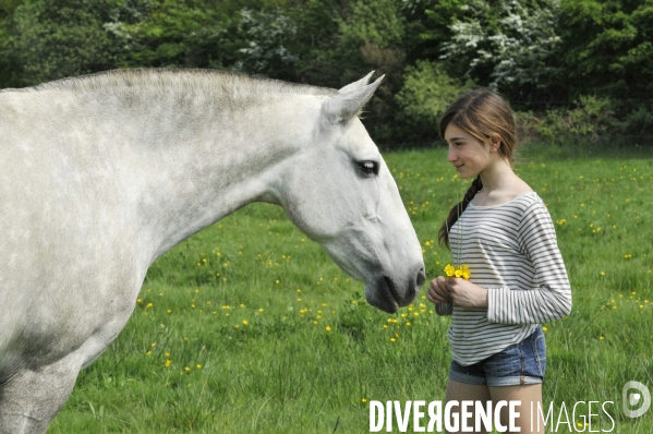 L enfant et les animaux : avec chevaux et poney. Children and animals : with horse and pony.