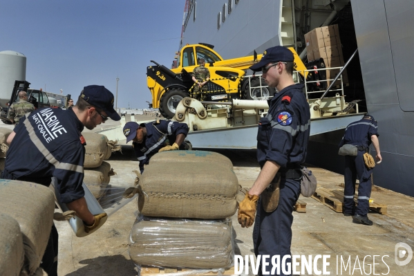 Mission humanitaire du navire militaire mistral
