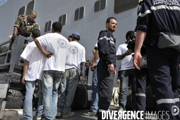 Mission humanitaire du navire militaire mistral