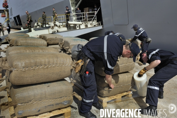 Mission humanitaire du navire militaire mistral