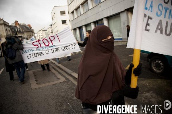Manifestation pour le droit au port de la burqa