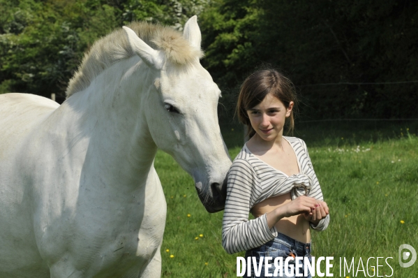 L enfant et les animaux : avec chevaux et poney. Children and animals : with horse and pony.