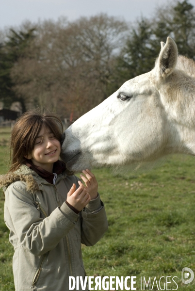 L enfant et les animaux : avec chevaux et poney. Children and animals : with horse and pony.