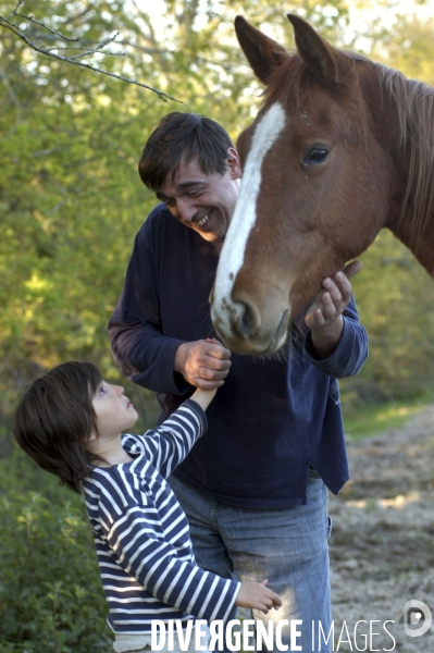 L enfant et les animaux : avec chevaux et poney. Children and animals : with horse and pony.