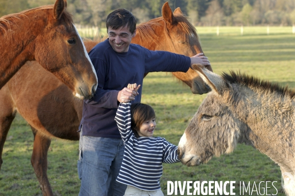 L enfant et les animaux : avec chevaux et poney. Children and animals : with horse and pony.
