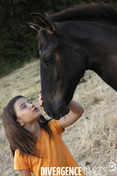 L enfant et les animaux : avec chevaux et poney. Children and animals : with horse and pony.