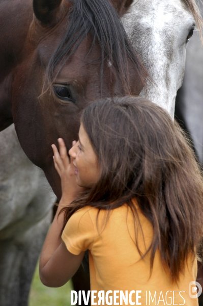 L enfant et les animaux : avec chevaux et poney. Children and animals : with horse and pony.