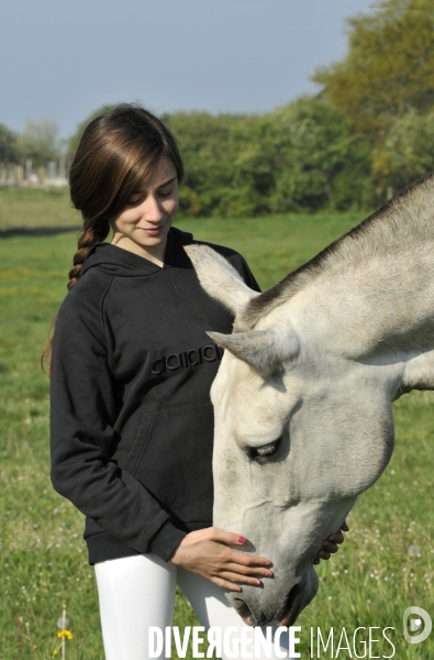 L enfant et les animaux : avec chevaux et poney. Children and animals : with horse and pony.