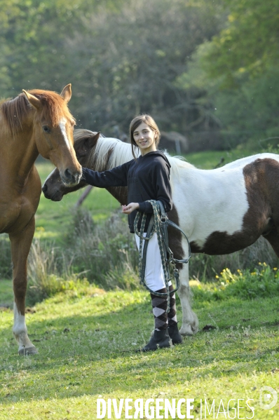 L enfant et les animaux : avec chevaux et poney. Children and animals : with horse and pony.