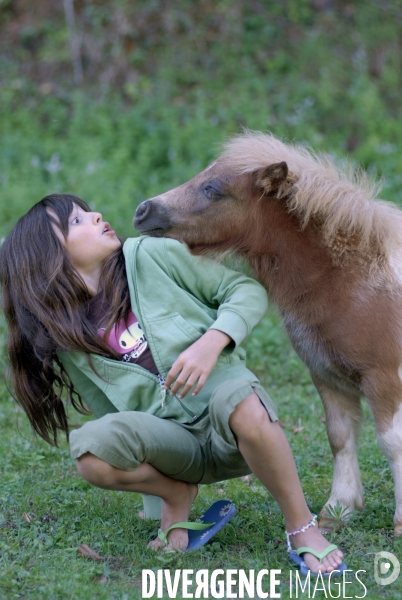 L enfant et les animaux : avec chevaux et poney. Children and animals : with horse and pony.