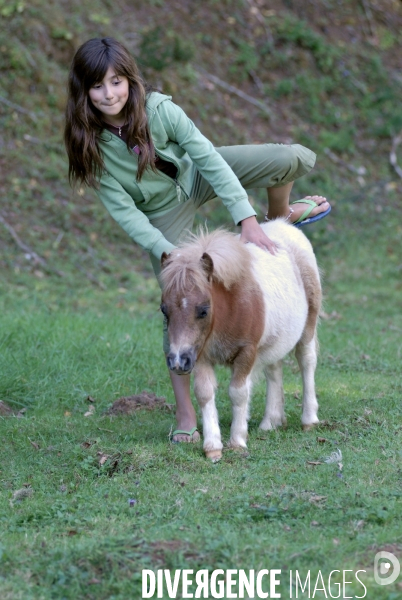 L enfant et les animaux : avec chevaux et poney. Children and animals : with horse and pony.