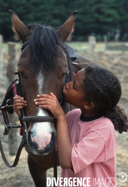L enfant et les animaux : avec chevaux et poney. Children and animals : with horse and pony.