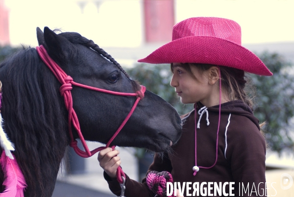 L enfant et les animaux : avec chevaux et poney. Children and animals : with horse and pony.