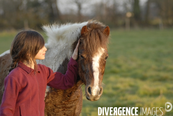 L enfant et les animaux : avec chevaux et poney. Children and animals : with horse and pony.