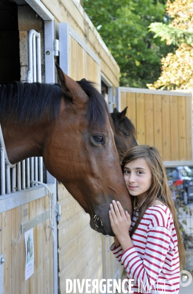 L enfant et les animaux : avec chevaux et poney. Children and animals : with horse and pony.
