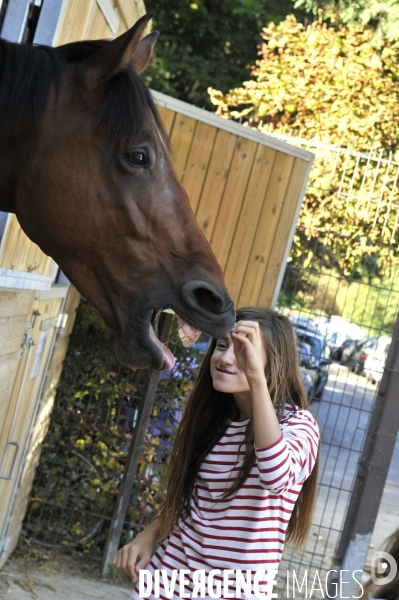 L enfant et les animaux : avec chevaux et poney. Children and animals : with horse and pony.