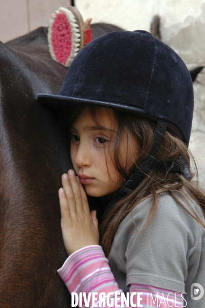 L enfant et les animaux : chevaux et poneys.