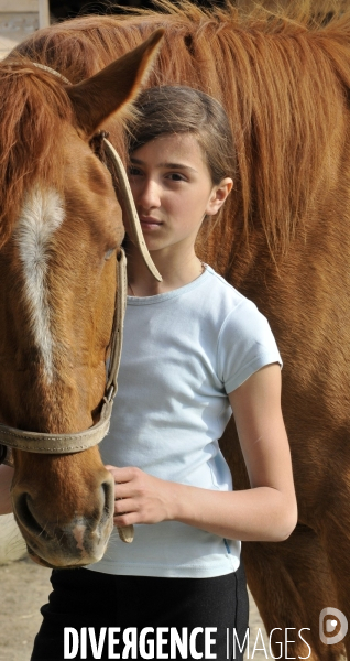 L enfant et les animaux : avec chevaux et poney. Children and animals : with horse and pony.