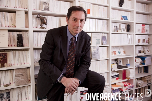 Eric Vigne, créateur et directeur de la Collection NRF- Essais, chez Gallimard, dans son bureau.