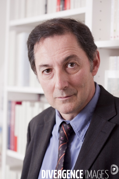 Eric Vigne, créateur et directeur de la Collection NRF- Essais, chez Gallimard, dans son bureau.