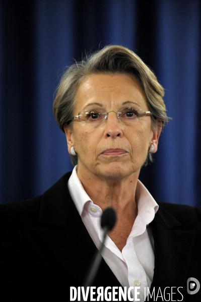 Passation de pouvoir entre bernard kouchner et michele alliot-marie.