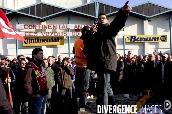 Les salariés de Continental de retour sur le site à Clairoix après un CE écourté à Reims.