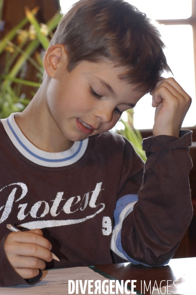 Scolarité à l école et à la maison. Schooling at school and at home