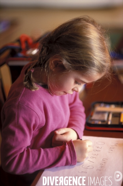 Scolarité à l école et à la maison. Schooling at school and at home