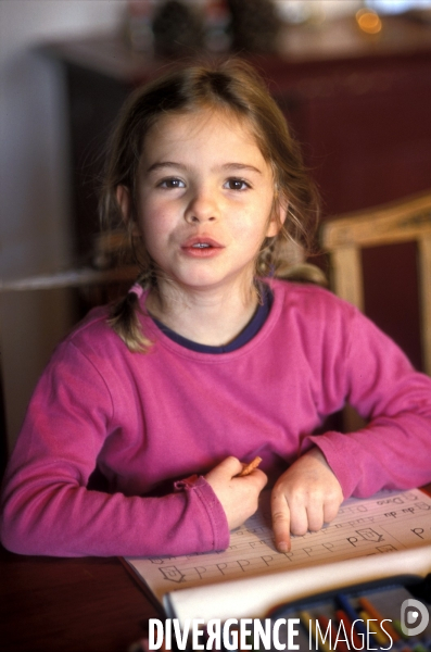 Scolarité à l école et à la maison. Schooling at school and at home