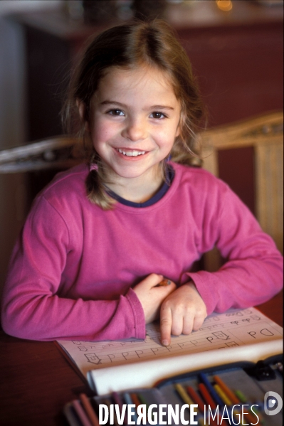 Scolarité à l école et à la maison. Schooling at school and at home