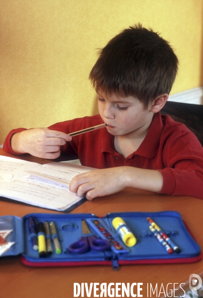 Scolarité à l école et à la maison. Schooling at school and at home