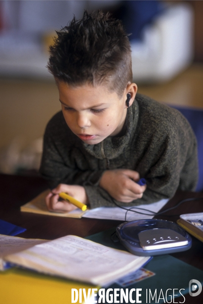 Scolarité à l école et à la maison. Schooling at school and at home