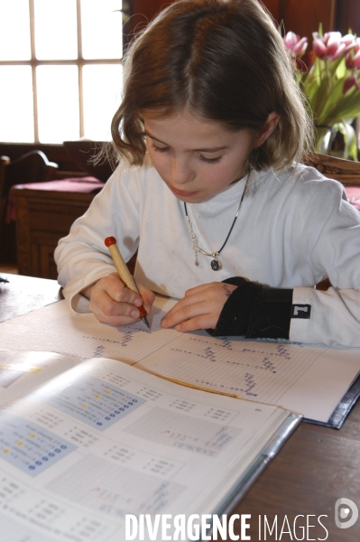 Scolarité à l école et à la maison. Schooling at school and at home