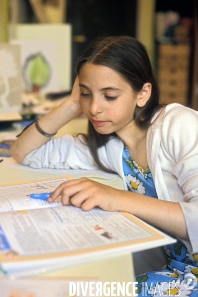 Scolarité à l école et à la maison. Schooling at school and at home