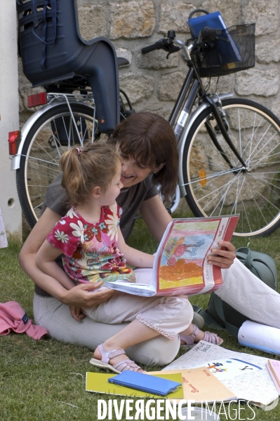 Scolarité à l école et à la maison. Schooling at school and at home