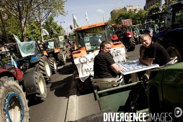 Les céréaliers manifestent dans Paris.