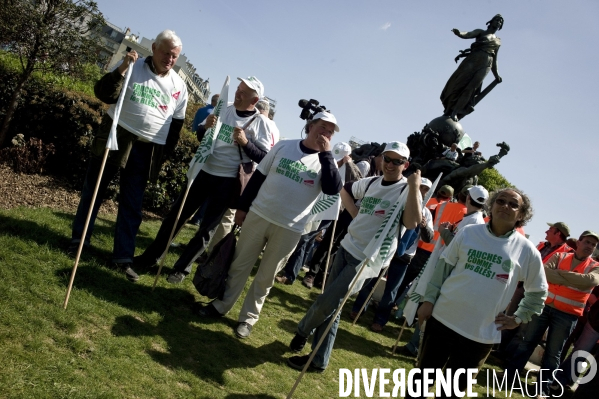 Les céréaliers manifestent dans Paris.