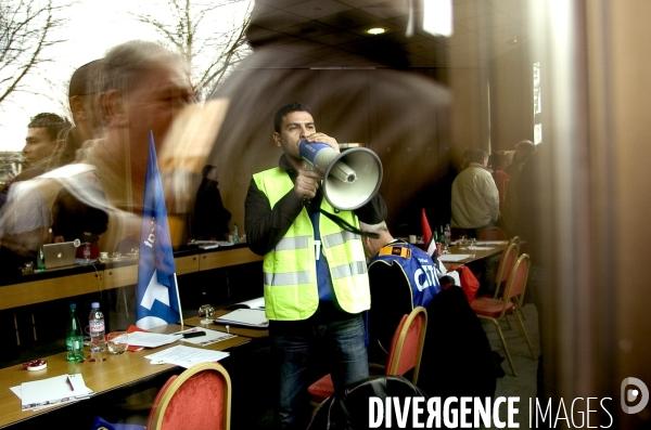 Les salariés de Continental à Reims pour le CE de l entreprise de Clairoix.