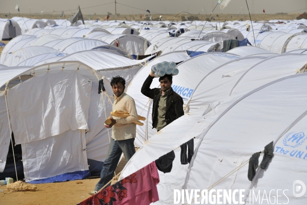 Camp de refugies a la frontiere libyo-tunisienne.