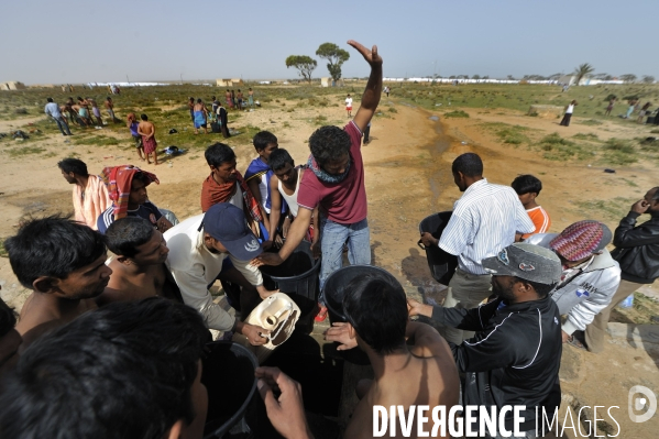 Camp de refugies a la frontiere libyo-tunisienne.