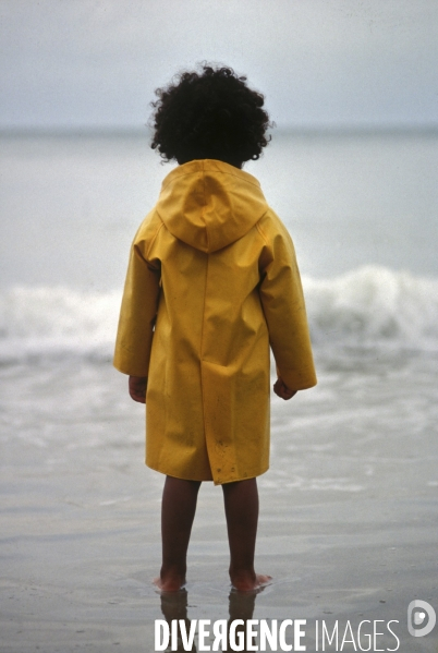 Enfance : enfants et bébés à la plage, au bord de la mer en hors saison estivale. Childhood : holidays at the beach.
