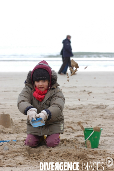 Enfance : enfants et bébés à la plage, au bord de la mer en hors saison estivale. Childhood : holidays at the beach.