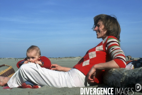 Enfance : enfants et bébés à la plage, au bord de la mer en hors saison estivale. Childhood : holidays at the beach.