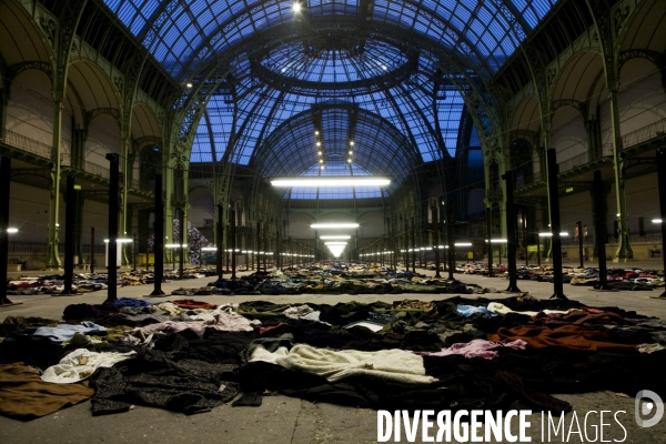 PERSONNE , l installation de Christian Boltanski dans la nef du Grand Palais, dans le cadre de l exposition annuelle   Monumenta 2010  .
