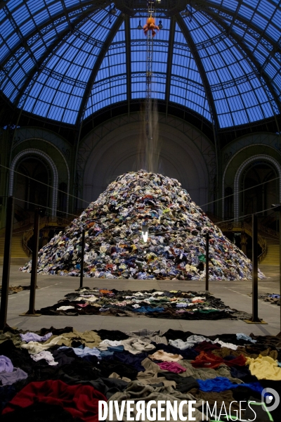 PERSONNE , l installation de Christian Boltanski dans la nef du Grand Palais, dans le cadre de l exposition annuelle   Monumenta 2010  .